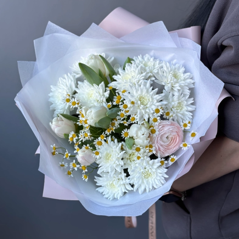 Весенний букет с тюльпанами, танацетумом и ранункулюсом