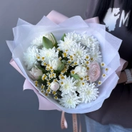 Весенний букет с тюльпанами, танацетумом и ранункулюсом 1