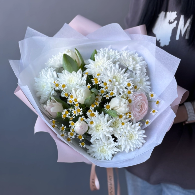 Весенний букет с тюльпанами, танацетумом и ранункулюсом