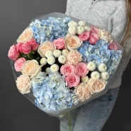 Яркий букет с гортензиями, кустовыми и пионовидными розами  1