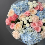 Яркий букет с гортензиями, кустовыми и пионовидными розами  3