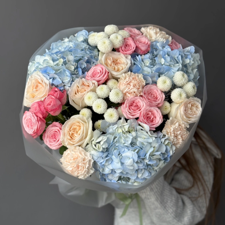 Яркий букет с гортензиями, кустовыми и пионовидными розами 