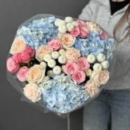 Яркий букет с гортензиями, кустовыми и пионовидными розами  0