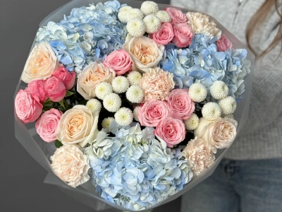 Яркий букет с гортензиями, кустовыми и пионовидными розами 