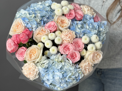 Яркий букет с гортензиями, кустовыми и пионовидными розами 