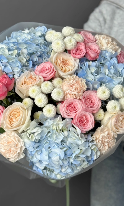 Яркий букет с гортензиями, кустовыми и пионовидными розами 