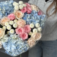 Яркий букет с гортензиями, кустовыми и пионовидными розами  4
