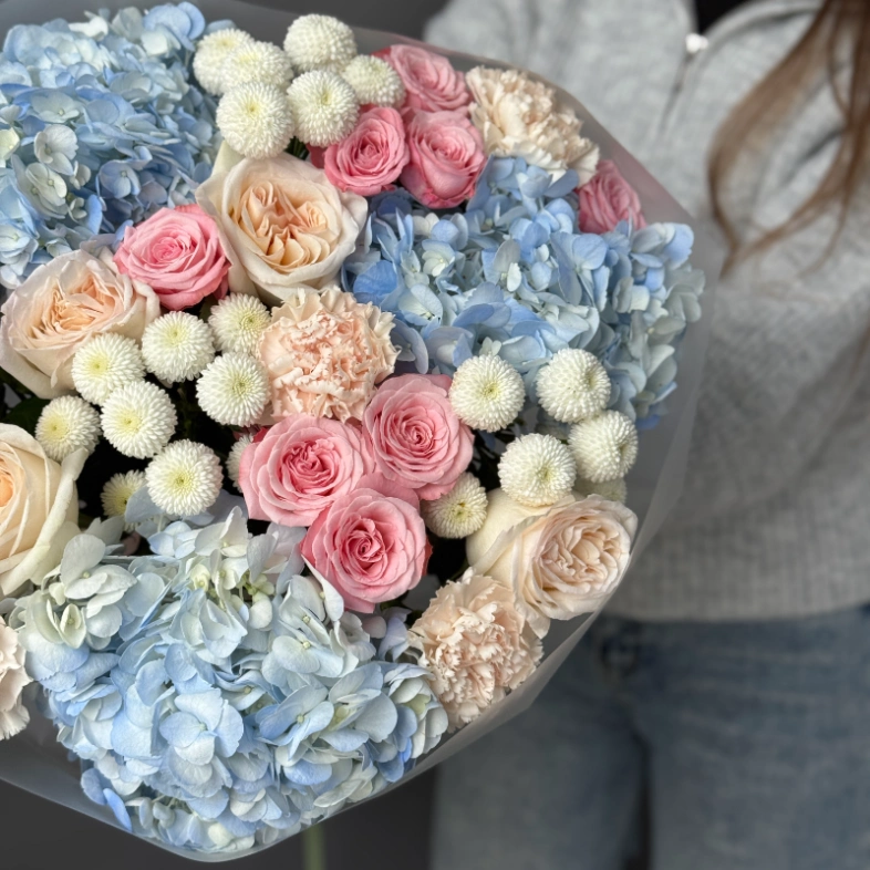 Яркий букет с гортензиями, кустовыми и пионовидными розами 