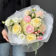 Весенний букет с ранункулюсами, пионовидными розами  и эустомой 2