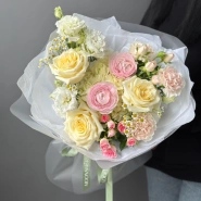 Весенний букет с ранункулюсами, пионовидными розами  и эустомой 3