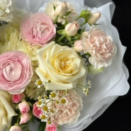 Весенний букет с ранункулюсами, пионовидными розами  и эустомой 4