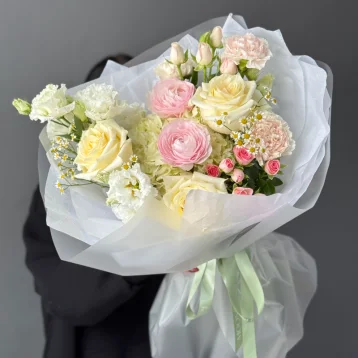 Весенний букет с ранункулюсами, пионовидными розами  и эустомой