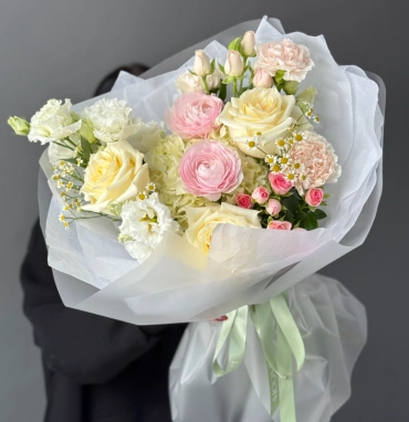 Весенний букет с ранункулюсами, пионовидными розами  и эустомой