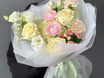 Весенний букет с ранункулюсами, пионовидными розами  и эустомой