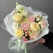 Весенний букет с ранункулюсами, пионовидными розами  и эустомой 1