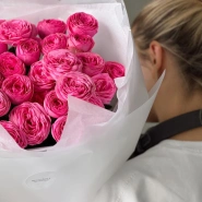 Монобукет с яркими 7 кустовыми розами 2