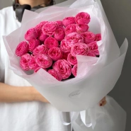 Монобукет с яркими 7 кустовыми розами 1