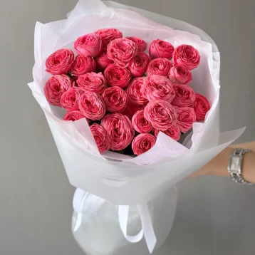 Монобукет с яркими 7 кустовыми розами