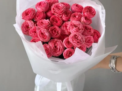 Монобукет с яркими 7 кустовыми розами