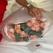 Кустовая пионовидная роза Джульетта с эвкалиптом 3