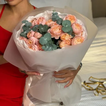 Кустовая пионовидная роза Джульетта с эвкалиптом