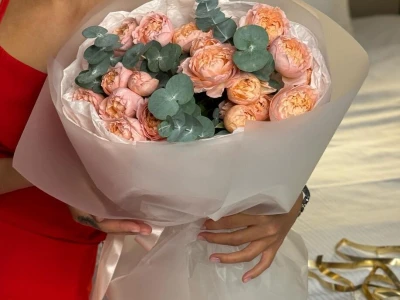 Кустовая пионовидная роза Джульетта с эвкалиптом