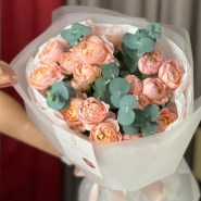 Кустовая пионовидная роза Джульетта с эвкалиптом 1