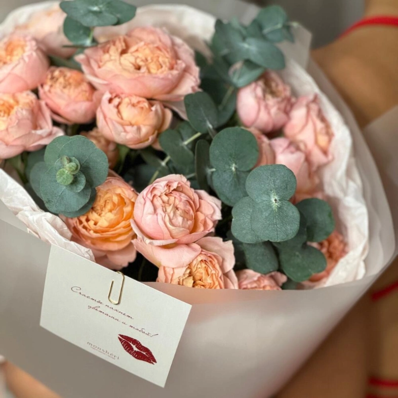 Кустовая пионовидная роза Джульетта с эвкалиптом