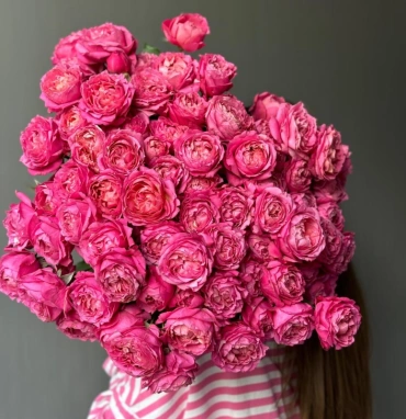 Кустовые пионовидные розы Джульетта в монобукете