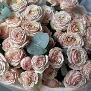 Шикарное моно из кустовых пионовидных роз с эвкалиптом 3