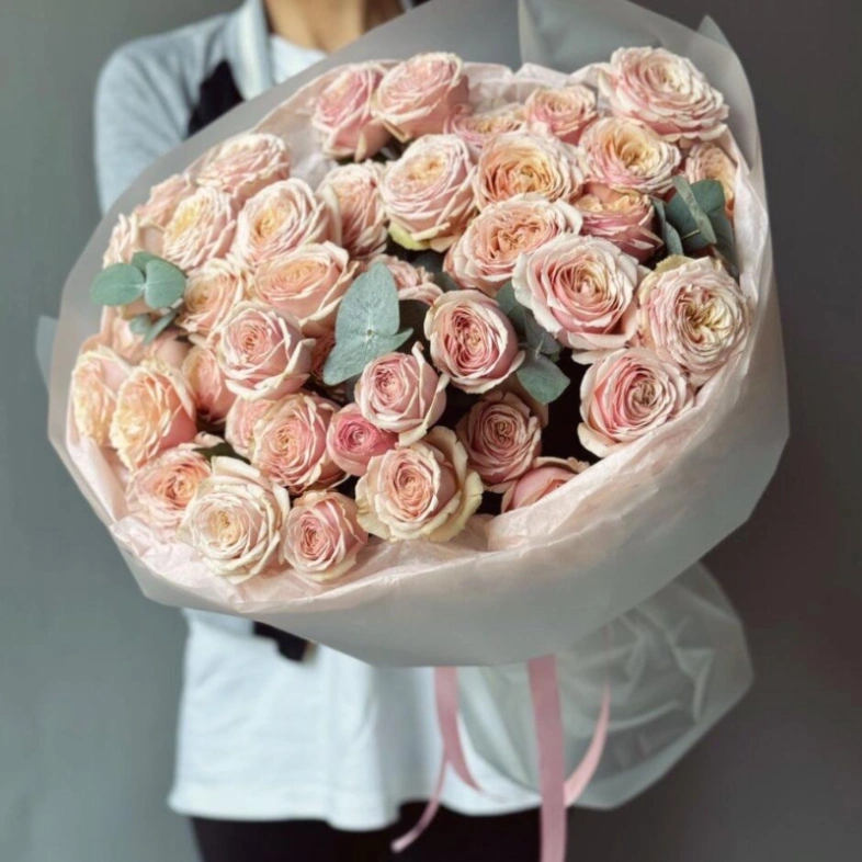 Шикарное моно из кустовых пионовидных роз с эвкалиптом