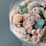 Шикарное моно из кустовых пионовидных роз с эвкалиптом 4