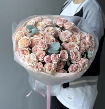 Шикарное моно из кустовых пионовидных роз с эвкалиптом