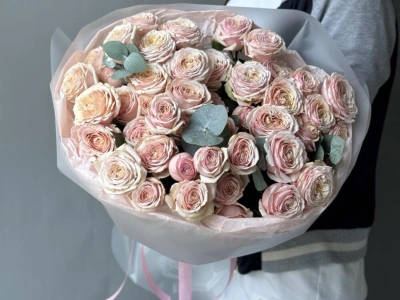 Шикарное моно из кустовых пионовидных роз с эвкалиптом