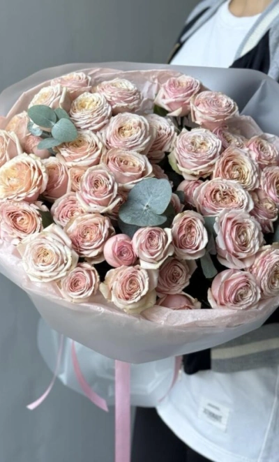 Шикарное моно из кустовых пионовидных роз с эвкалиптом