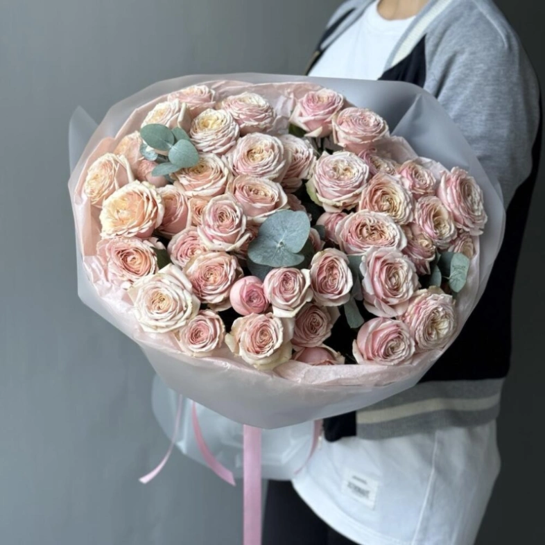 Шикарное моно из кустовых пионовидных роз с эвкалиптом