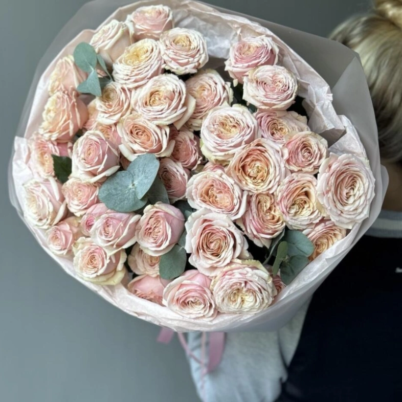 Шикарное моно из кустовых пионовидных роз с эвкалиптом