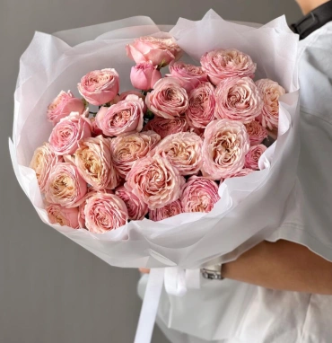 Нежный букет из кустовых роз🤍