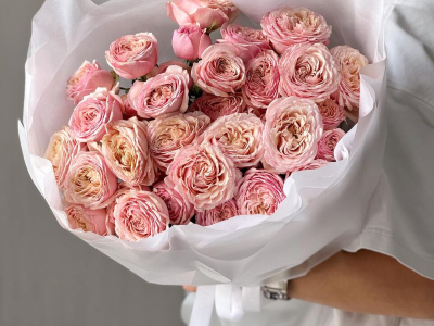 Нежный букет из кустовых роз🤍