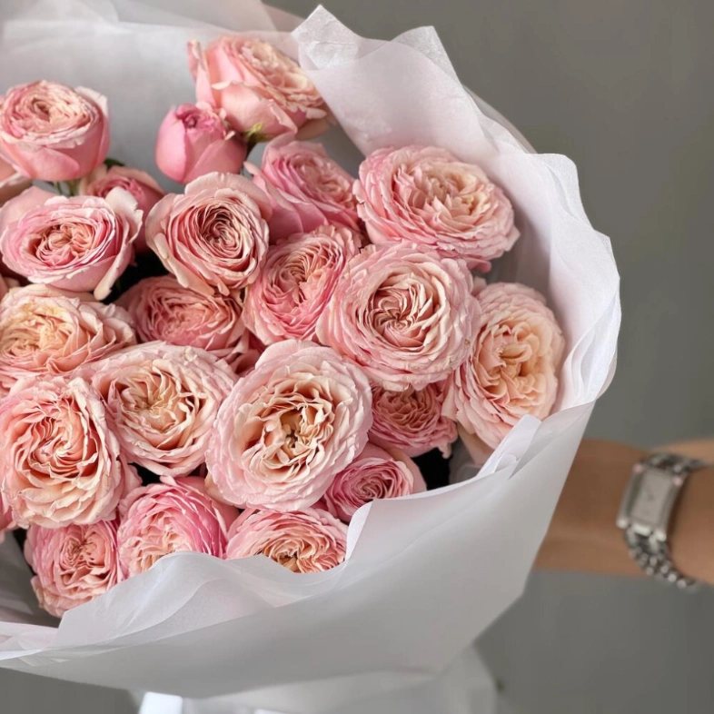 Нежный букет из кустовых роз🤍