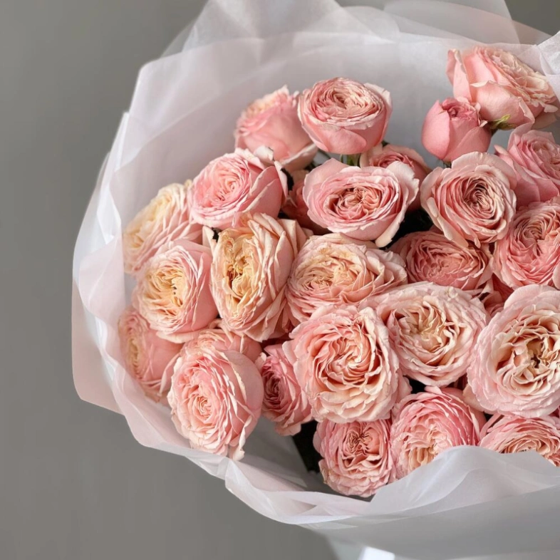Нежный букет из кустовых роз🤍