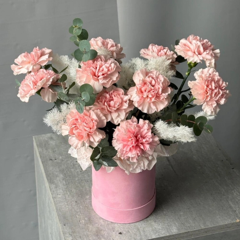 Нежные диантусы в шляпной коробке 