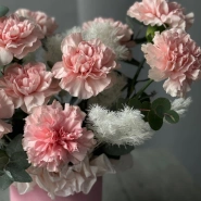 Нежные диантусы в шляпной коробке  3