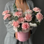 Нежные диантусы в шляпной коробке  0