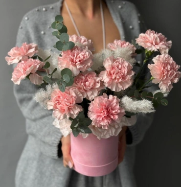 Нежные диантусы в шляпной коробке 