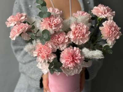 Нежные диантусы в шляпной коробке 