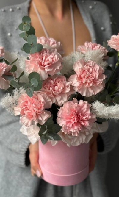 Нежные диантусы в шляпной коробке 