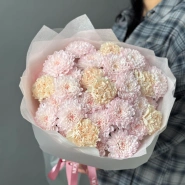 Букет &laquo;Самый стойкий&raquo; из хризантем и диантусов 0