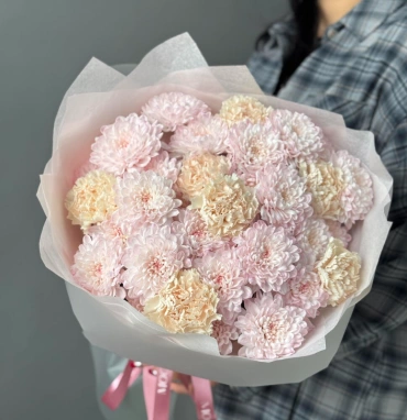 Букет «Самый стойкий» из хризантем и диантусов