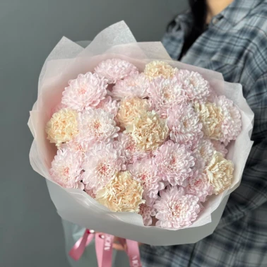 Букет «Самый стойкий» из хризантем и диантусов